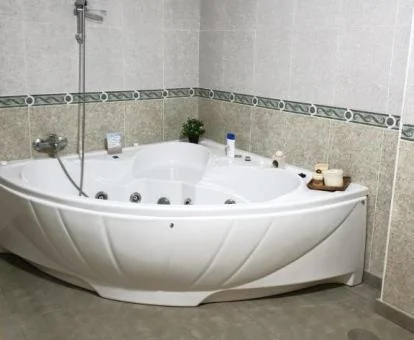 Amplio jacuzzi privado de este apartamento independiente.