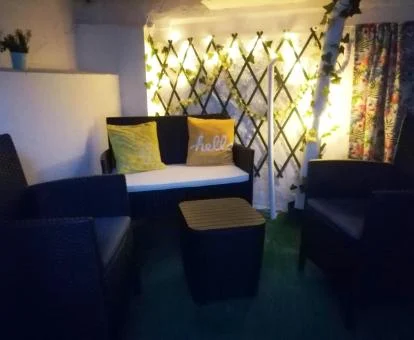 Acogedor patio con mobiliario de esta casa independiente.
