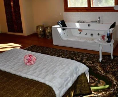 Una de las habitaciones con jacuzzi de este hotel con encanto.
