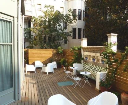 Agradable terraza con mobiliario exterior de este coqueto hotel boutique.