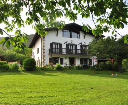 Edificio de este bonito hotel rural rodeado de jardines.