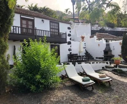 Casa rural con zona exterior y tumbonas.