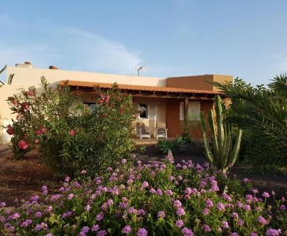Casa rural con bellos jardines ideal para parejas que buscan descanso y desconexión.