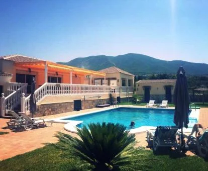 Edificio de este precioso hotel rural con piscina al aire libre y amplias zonas en el exterior.