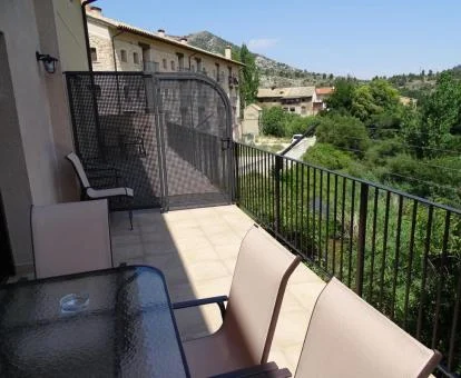 Terraza privada con vistas a la naturaleza y al río de esta casa independiente.