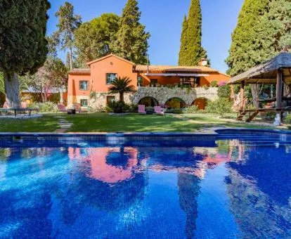 Edificio de este hotel rural solo para adultos con amplios jardines y piscina exterior.