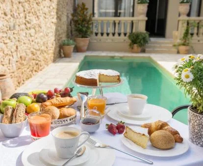 Desayuno completo servido en el comedor junto a la piscina del hotel.