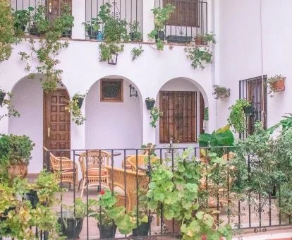 Patio interior con mobiliario de este hotel rural.