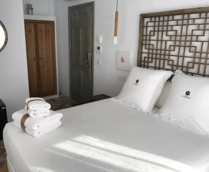 Una de las habitaciones con encanto de este alojamiento solo para adultos.
