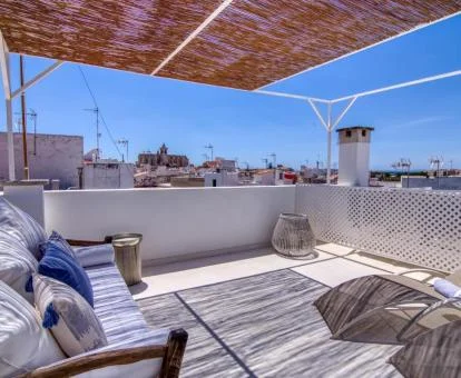 Terraza con zonas de estar y vistas a los alrededores de una de las suites del hotel.