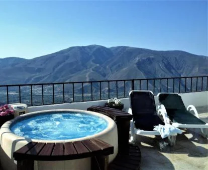 Fabulosa terraza con vistas a las montañas y jacuzzi privado de este apartamento ático.