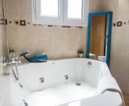 Bañera de hidromasaje privada de este coqueto apartamento.
