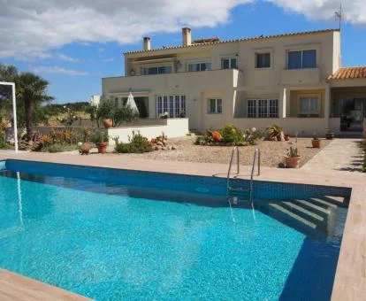 Acogedor complejo rural de apartamentos con piscina al aire libre.