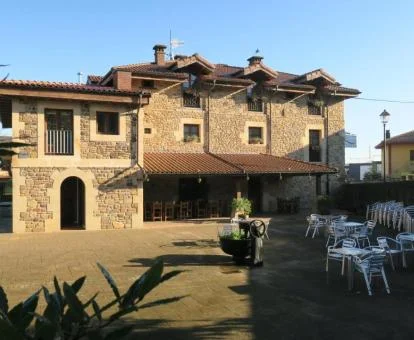 Fabuloso hotel rural solo para adultos con terraza y mobiliario exterior.