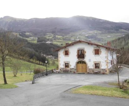 Edificio de este acogedor hotel rural con habitaciones con jacuzzi.