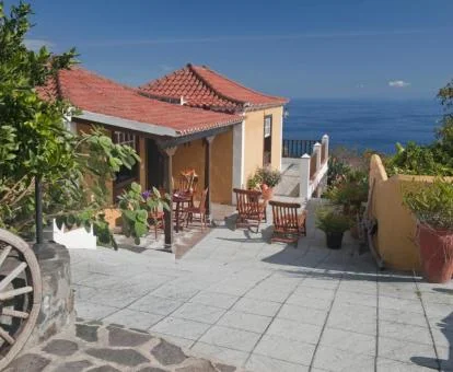 Coqueta casa independiente con zona exterior y vistas al mar.