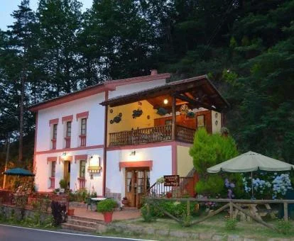 Precioso edificio de este hotel con encanto con terraza.