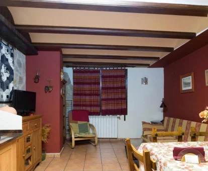 Interior de uno de los apartamentos de estilo tradicional de este alojamiento rural.