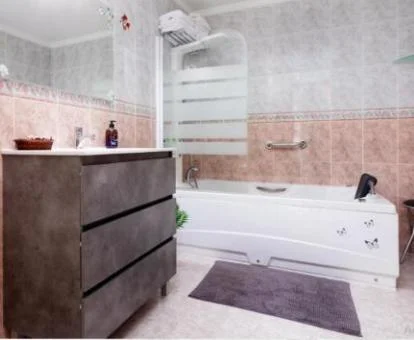 Bañera de hidromasaje privada en el baño de este apartamento independiente.