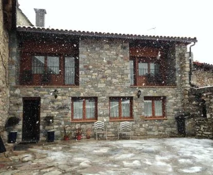 Zona exterior con comedor al aire libre de este establecimiento rural solo para adultos.