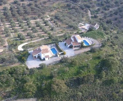 Vista aérea de este establecimiento de casas independientes en un tranquilo entorno para disfrutar de la vida rural.