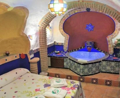 Dormitorio con jacuzzi privado de una de las preciosas casas de este complejo rural.