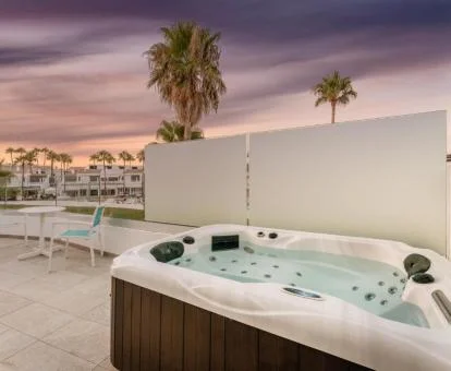 Amplia terraza con jacuzzi privado de la Suite Loft del establecimiento.