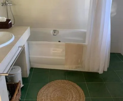 Baño con bañera de hidromasaje privada del apartamento de un dormitorio de este establecimiento.