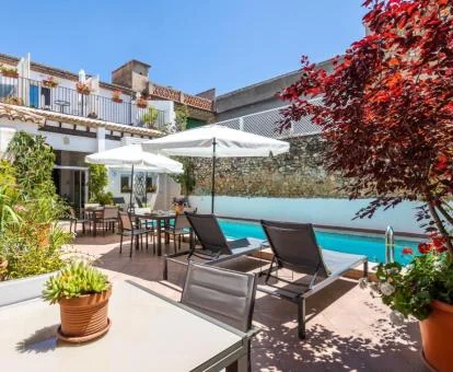 Coqueto hotel con piscina exterior y solarium.
