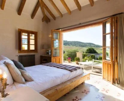 Una de las habitaciones de tipo suite con terraza amueblada y vistas al campo del hotel.