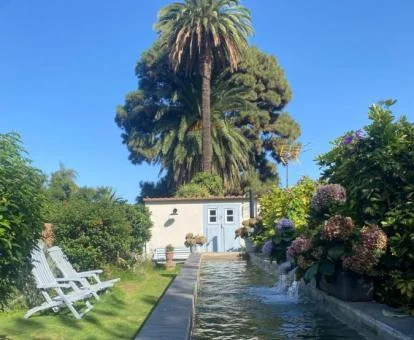 Hermosos exteriores con jardín y mobiliario de este alojamiento rural.