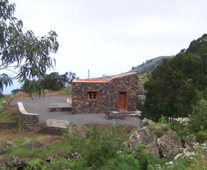 Acogedora a casa rural independiente rodeada de un tranquilo entorno natural.