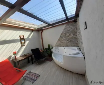 Acogedora terraza techada con jacuzzi privado de este apartamento.