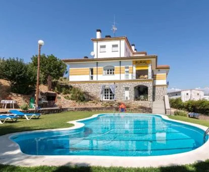 Edificio con piscina y amplios jardines de este hotel rural.