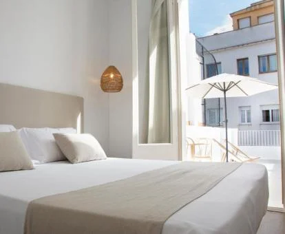 Una de las acogedoras habitaciones dobles con terraza privada del hotel.