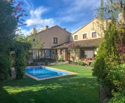 Edificio de este acogedor alojamiento rural con piscina exterior y bellos jardines.