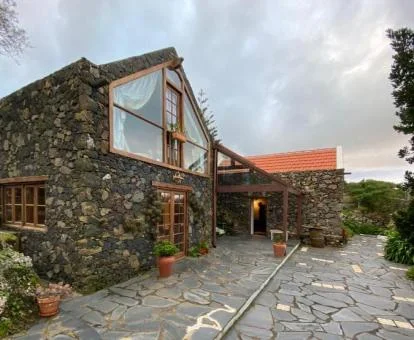 Preciosa casa de piedra con zonas exteriores y rodeada de naturaleza.