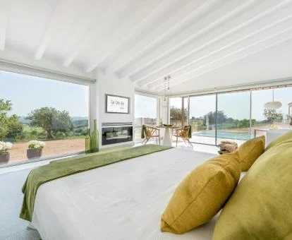 Habitación luminosa y acogedora con amplios ventanales y terraza con piscina privada.