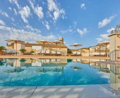 Espectacular hotel solo para adultos con una gran piscina exterior.