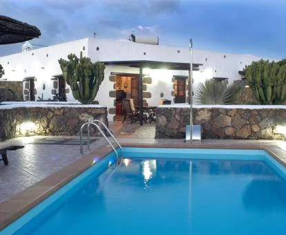 Villa independiente con preciosa piscina exterior.
