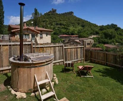 Acogedora zona exterior de uno de los apartamentos de este establecimiento con jacuzzi al aire libre.