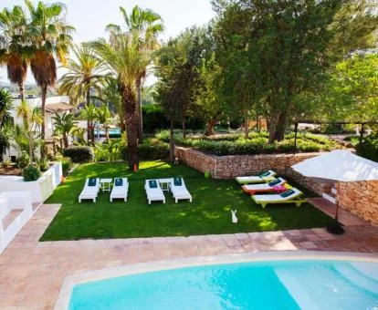 Amplios jardines con árboles y palmeras de este hotel con encanto.