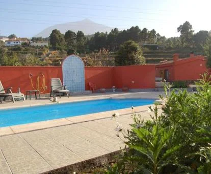 Zona exterior con piscina de esta casa independiente rodeada de naturaleza.
