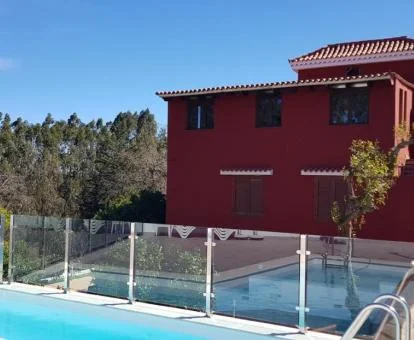 Edificio de este establecimiento rural rodeado de naturaleza con piscina exterior.