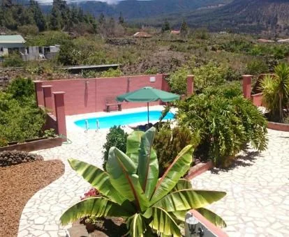 Terraza exterior con piscina y vistas de este alojamiento rural.