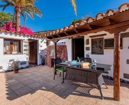 Acogedora casa rural con mobiliario exterior.
