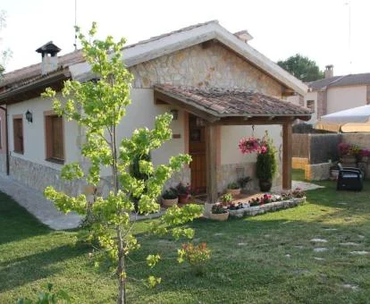 Complejo rural de casitas con amplios jardines.