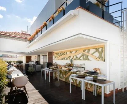 Agradable terraza con mobiliario y zona de comidas de este hotel boutique.