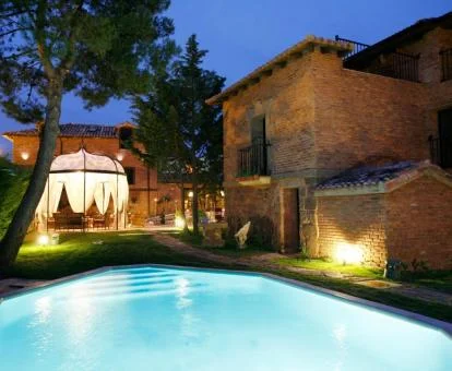 Zona exterior con jardín y piscina de este hotel con encanto.