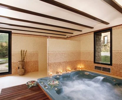 Acogedor centro de bienestar con vistas al exterior de este hotel ideal para parejas.